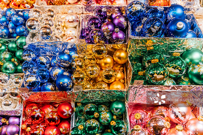 维也纳圣诞市场上出售的色彩斑斓的圣诞装饰品图片素材