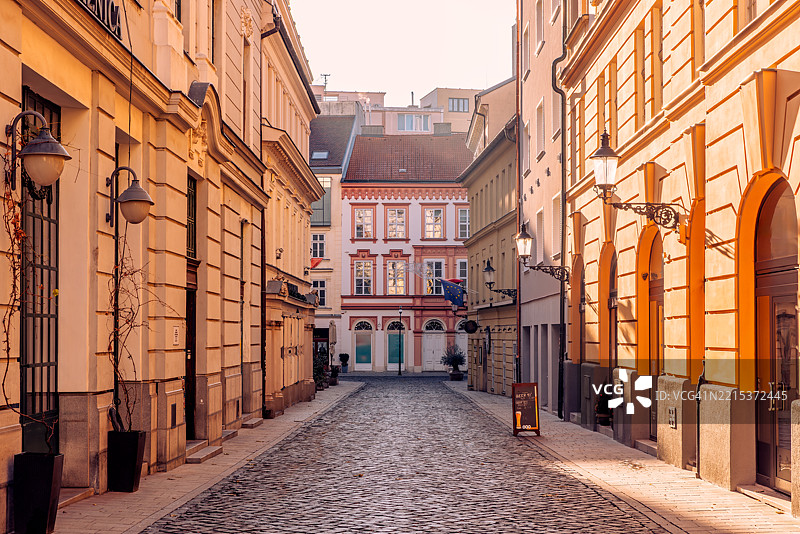 斯洛伐克布拉迪斯拉发老城区迷人的鹅卵石街道，在阳光明媚的冬晨。图片素材