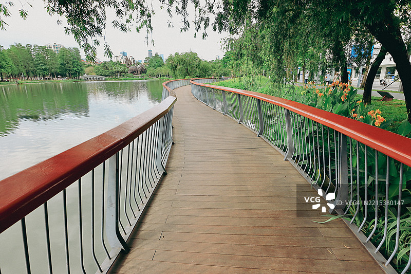 公园里的木桥图片素材