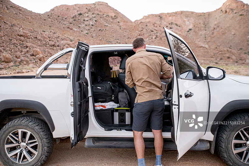 男子在清晨为公路旅行打包汽车图片素材