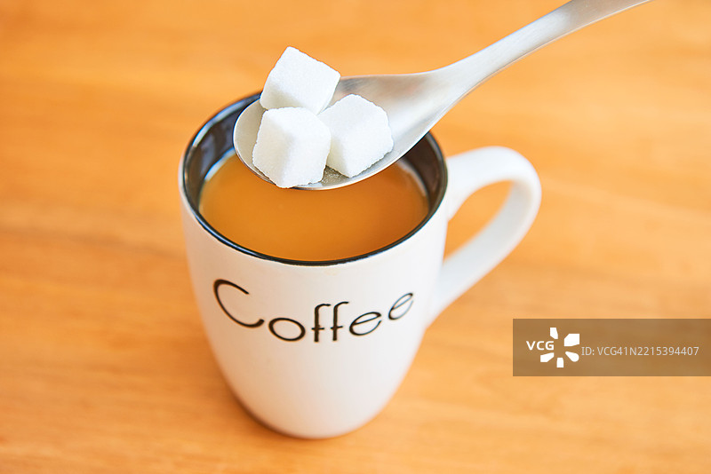 咖啡杯与糖块。图片素材