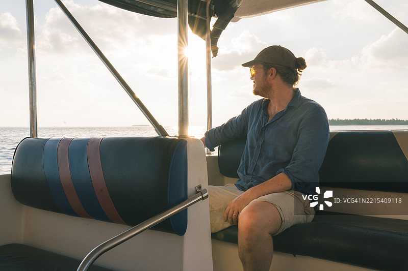 年轻男子在游艇上放松图片素材