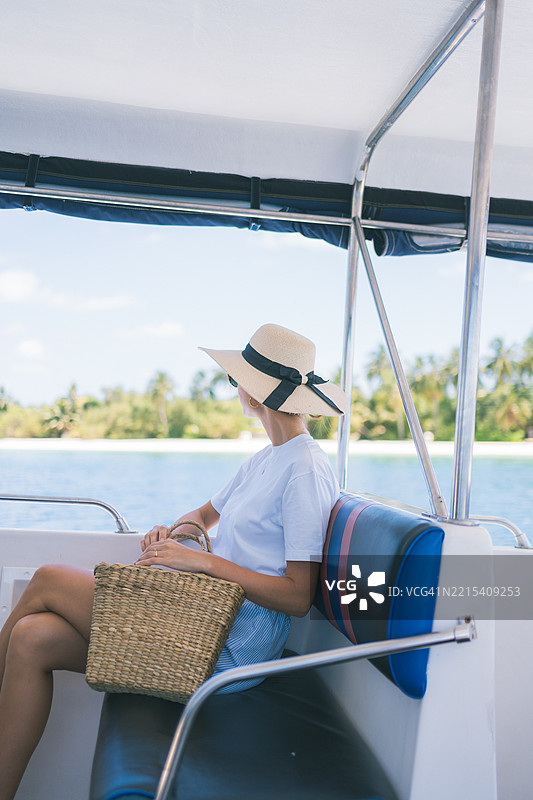 年轻女性在游艇上放松图片素材