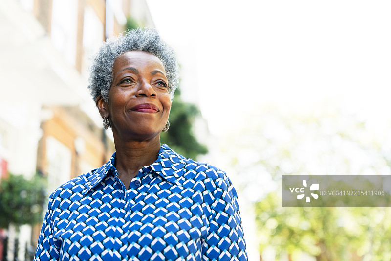自信女性的低角度拍摄图片素材