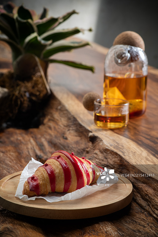 红色巧克力可颂配茶图片素材