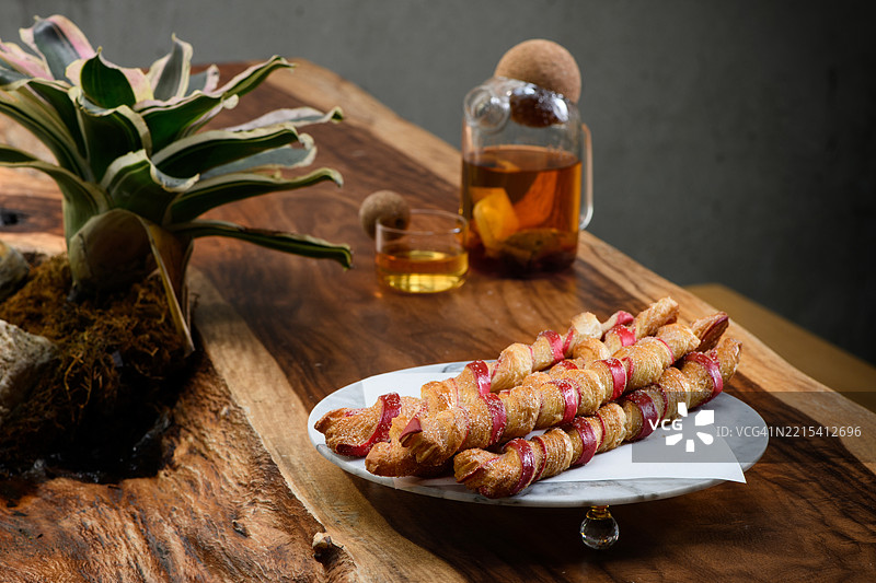 木桌上的巧克力面包棒和茶图片素材