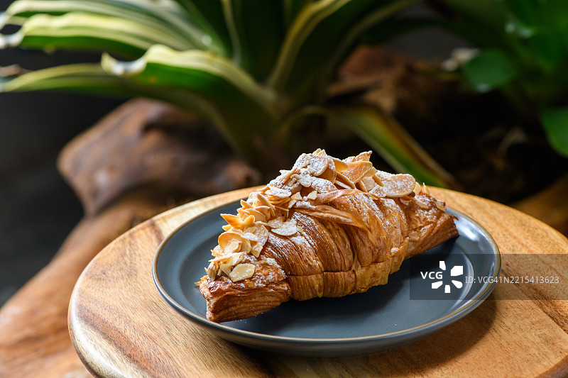 杏仁可颂放在盘子里图片素材