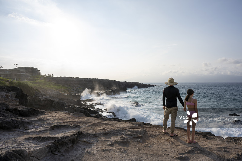 父亲和女儿站在海洋上方的风景观景台上图片素材