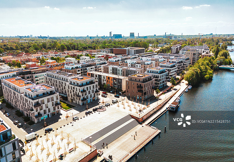 柏林河畔现代住宅建筑的鸟瞰图图片素材