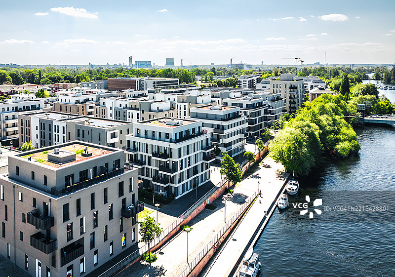 柏林河畔现代住宅建筑的鸟瞰图图片素材