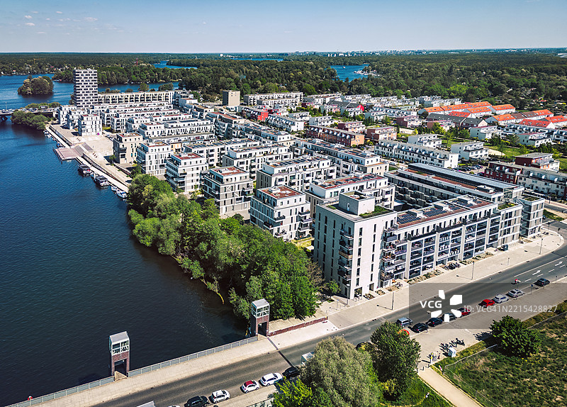 柏林斯潘道河畔现代住宅建筑的鸟瞰图图片素材