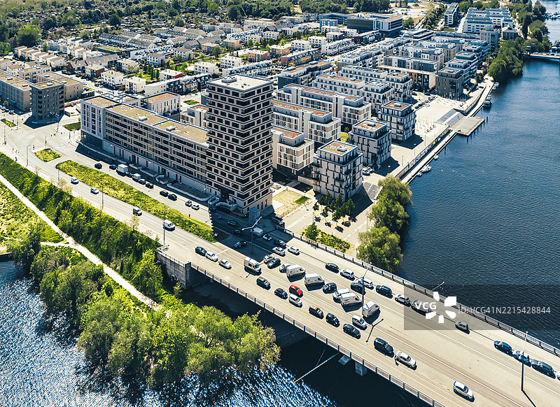 柏林河畔现代住宅建筑的鸟瞰图图片素材