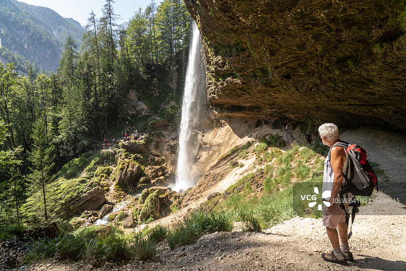 斯洛文尼亚佩里奇尼克瀑布下游的偶然路人图片素材