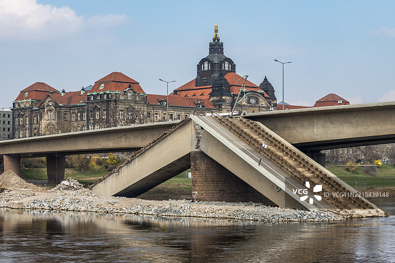 德累斯顿（萨克森州，德国）卡罗拉桥倒塌的倒影映在易北河中图片素材
