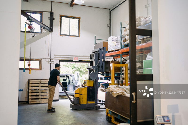 咖啡烘焙师在仓库烘焙环境中努力工作图片素材