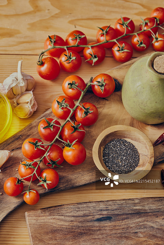 美丽的新鲜成熟番茄图片素材