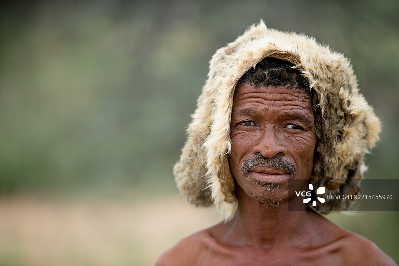 自然中穿着传统头饰的布须曼肖像图片素材