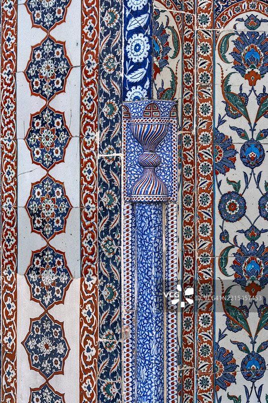 土耳其伊斯坦布尔卡扎斯克尔·伊瓦兹·埃芬迪清真寺内的伊兹尼克瓷砖图片素材