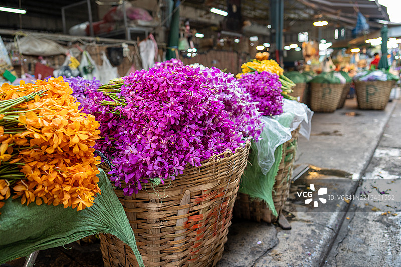 花市中的五彩斑斓的兰花，用于泰国仪式和街头花环制作，装点街道。图片素材