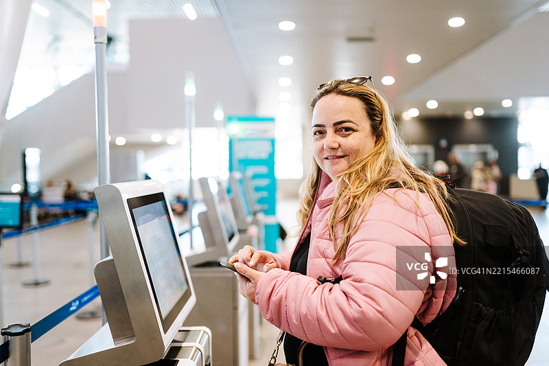 自助服务亭的乘客图片素材