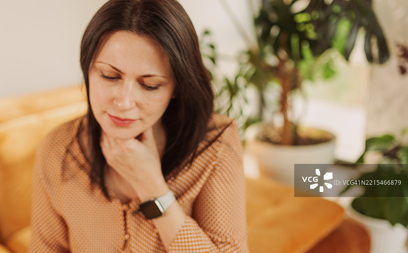 喉咙痛的女人图片素材