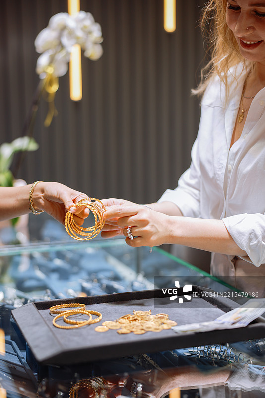 购物女性在商店挑选珠宝图片素材