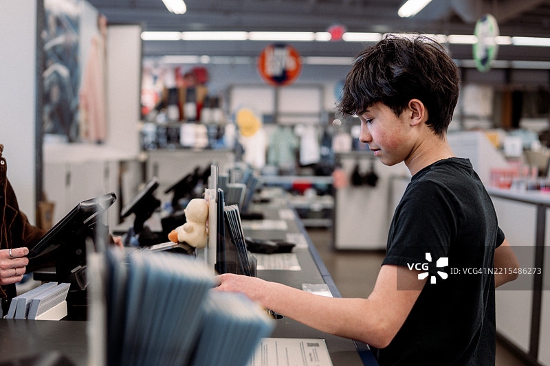 欧亚少年在服装店购物图片素材