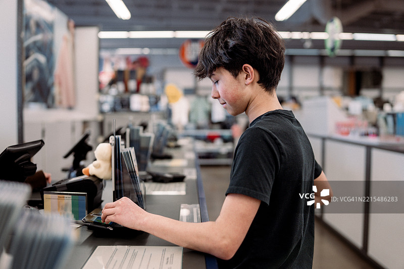 欧亚少年在服装店购物图片素材
