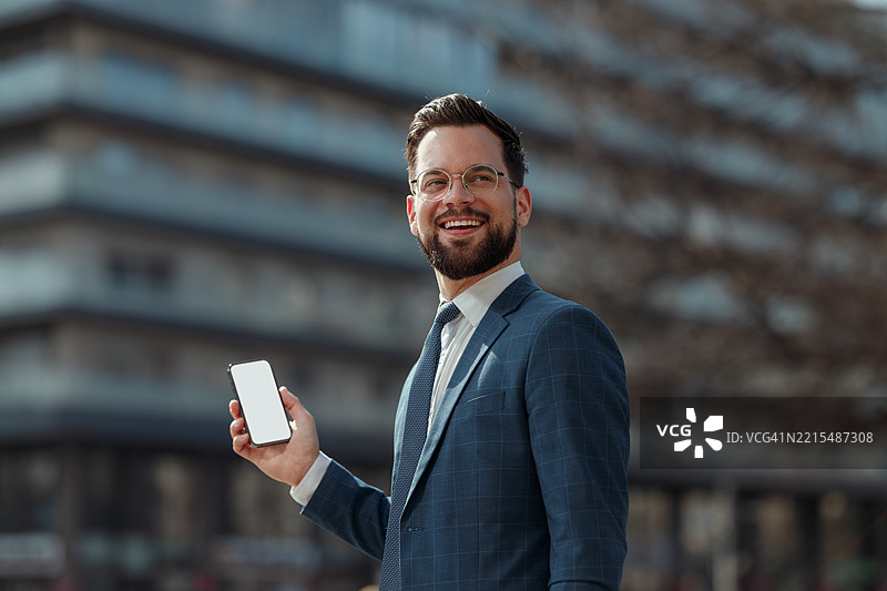商人展示智能手机屏幕图片素材