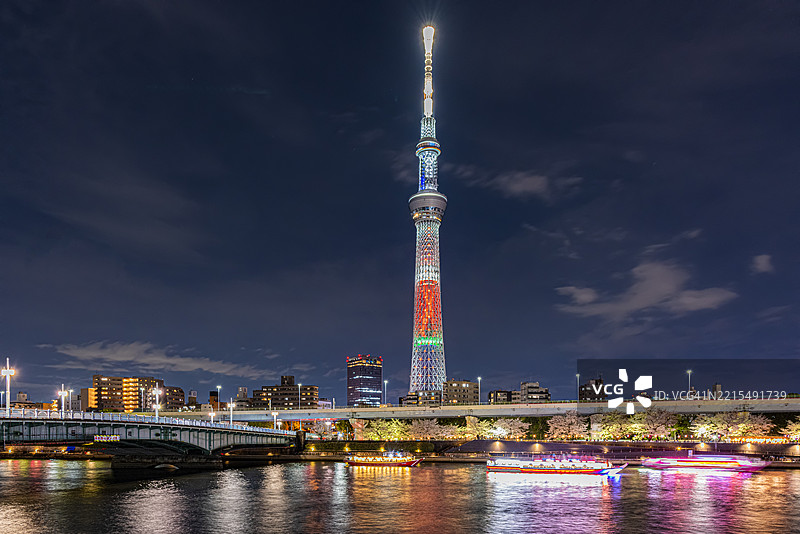 东京晴空塔夜间灯光秀，隅田川，浅草，东京，日本图片素材