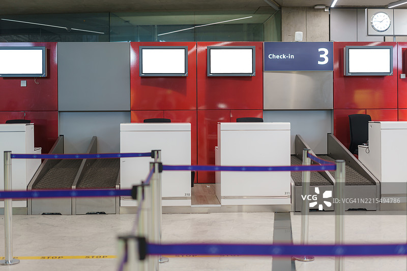 现代机场航站楼的自助值机柜台图片素材