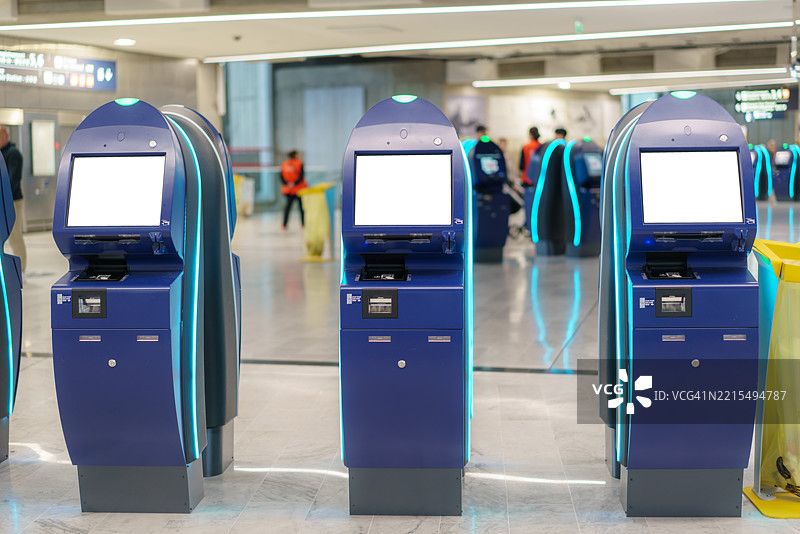 现代机场航站楼的自助值机 kiosks图片素材