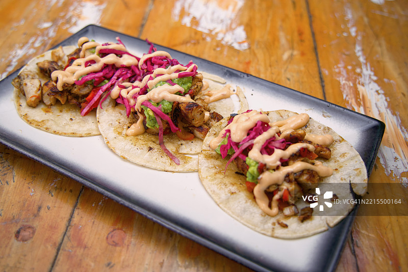 鸡肉法希塔玉米饼，配白洋葱、鳄梨酱、腌制红卷心菜和墨西哥辣椒蛋黄酱图片素材
