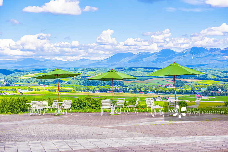 夏季从花之乡上富良野俯瞰上富良野町的美丽空中景观，北海道，日本图片素材