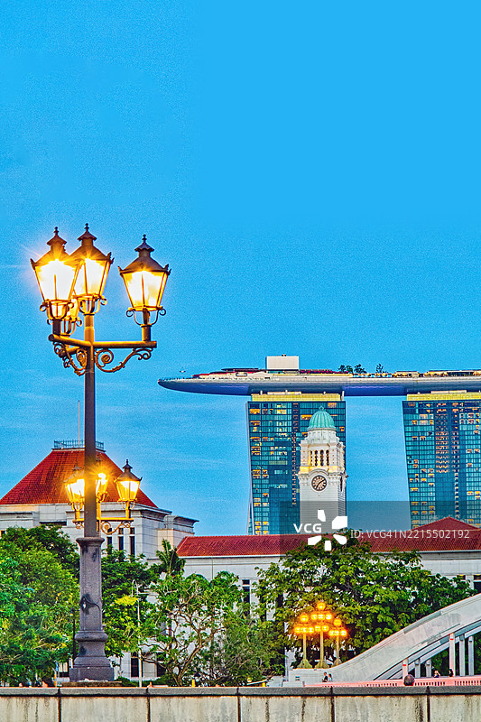 新加坡，滨海湾，滨海湾金沙酒店和维多利亚剧院与音乐厅的钟楼图片素材