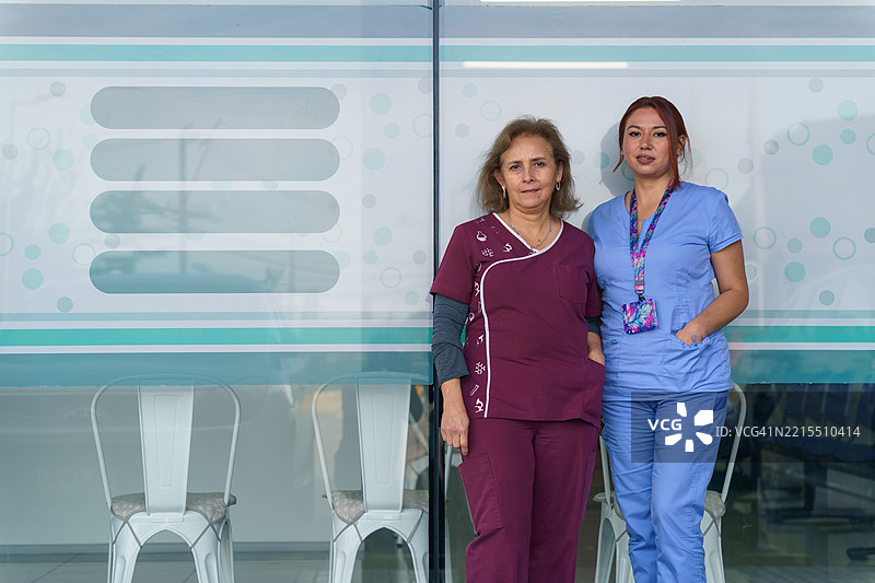 拉丁美洲护士在医疗中心外摆姿势图片素材