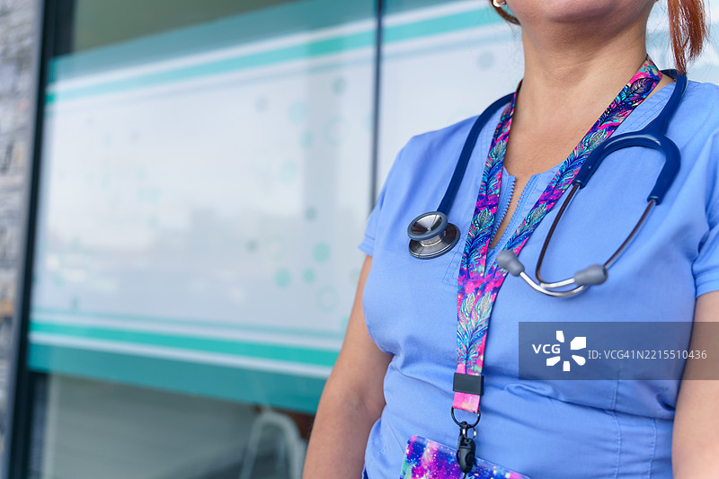 拉丁美洲护士在医疗中心佩戴听诊器图片素材