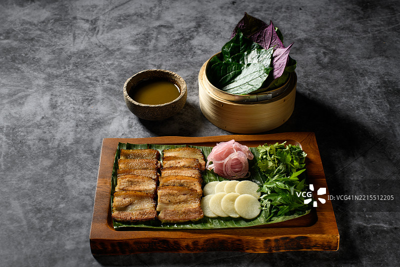 烤猪肉片寻找用餐地点图片素材