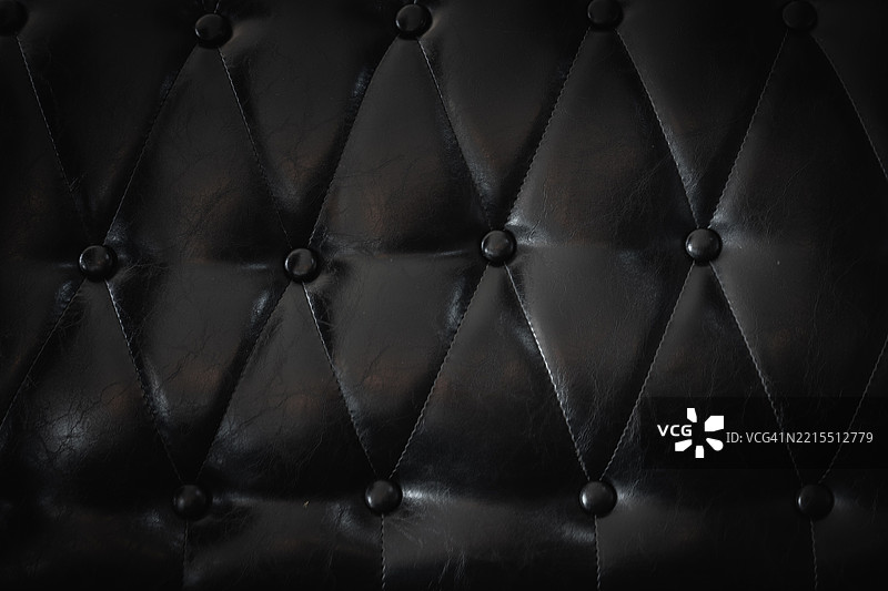 黑色皮革的纹理背景特写。图片素材