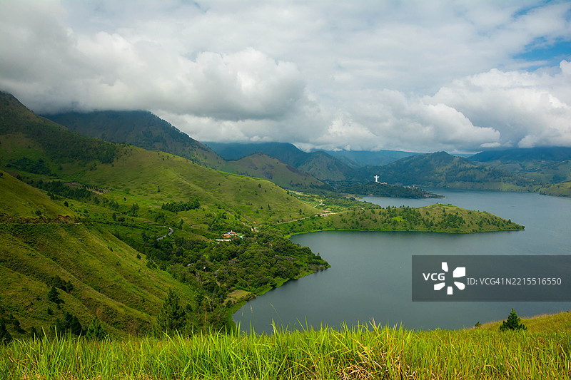 位于托巴湖的霍尔邦山图片素材