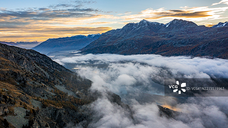 圣莫里茨村的雾蒙蒙的秋晨图片素材