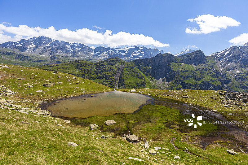 瑞士夏季的山地风光图片素材