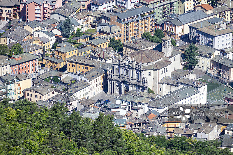 瓦尔泰利纳莫尔贝尼奥镇的屋顶图片素材