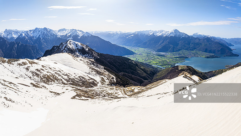被雪覆盖的山脉俯瞰科莫湖图片素材