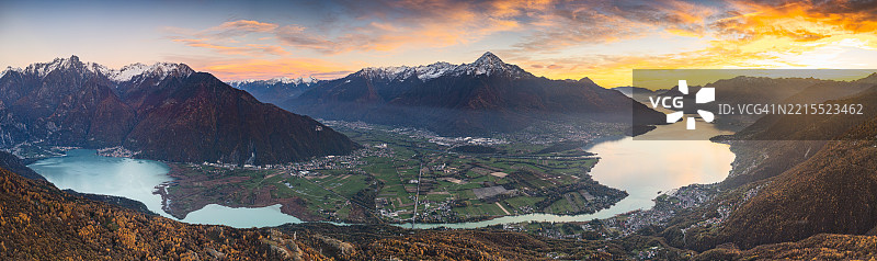 科莫湖上的日落，鸟瞰图图片素材