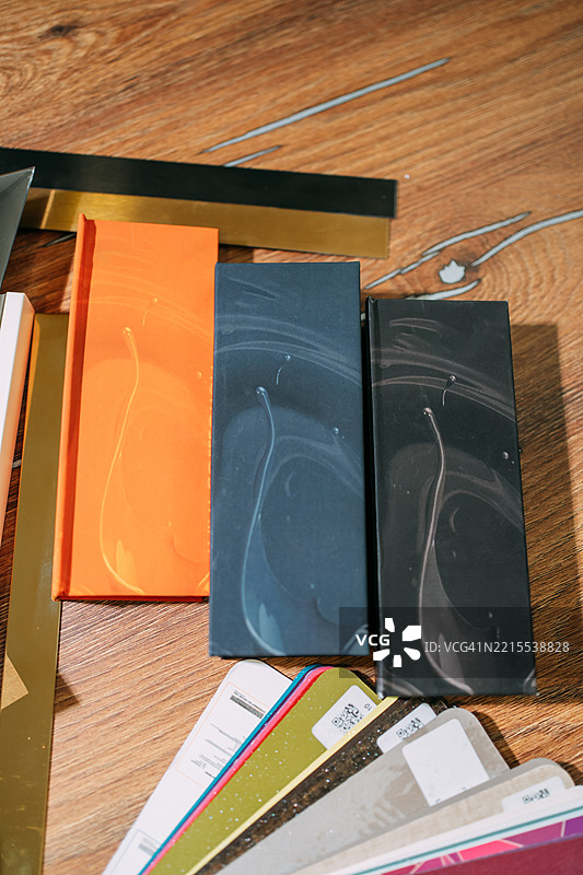 室内设计师为装修项目选择样品图片素材