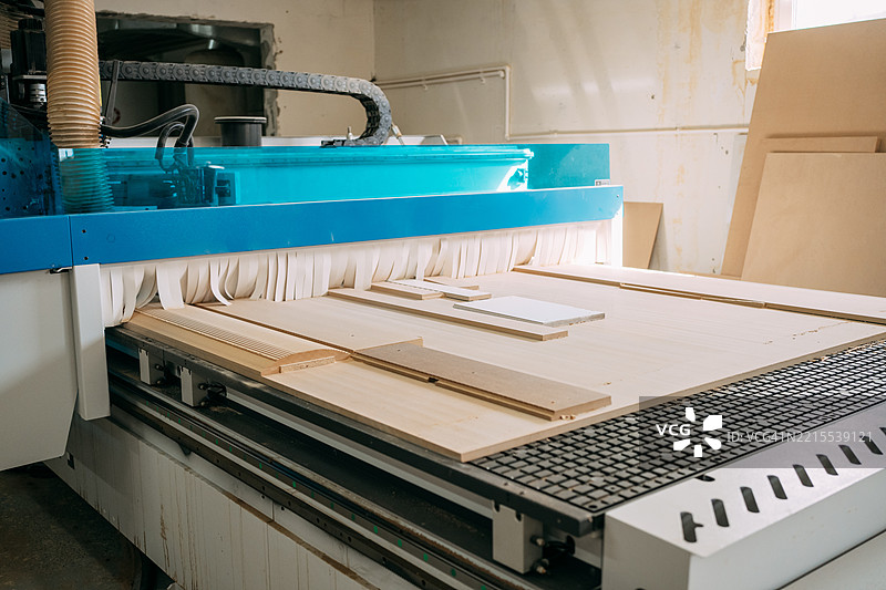 家具厂的木工数控机床加工木板图片素材