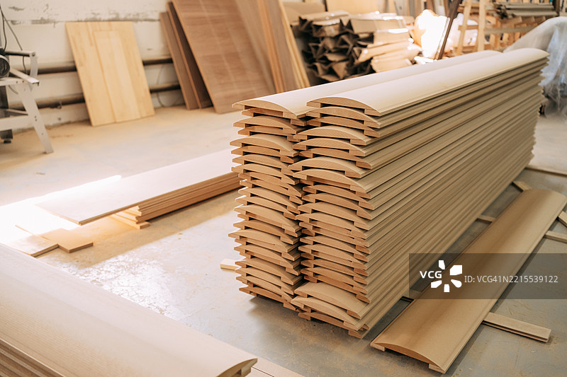 家具厂中堆放的木板，准备组装使用图片素材