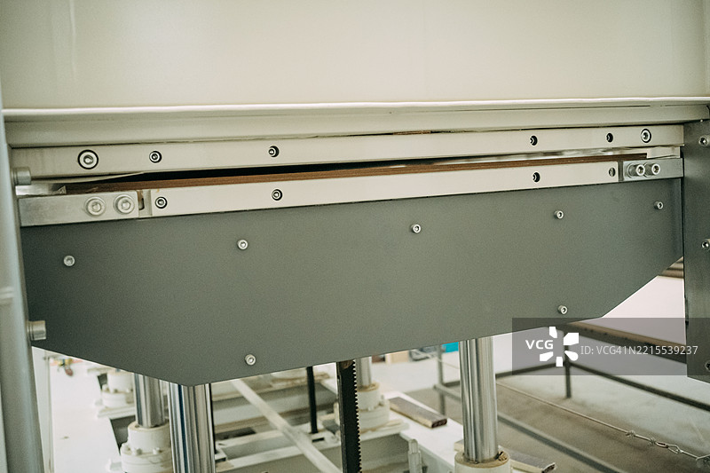 工业压机展示机械部件在运作中图片素材