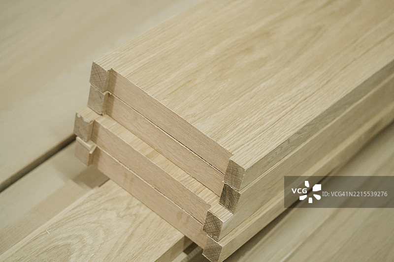 车间里一堆指接实木板图片素材